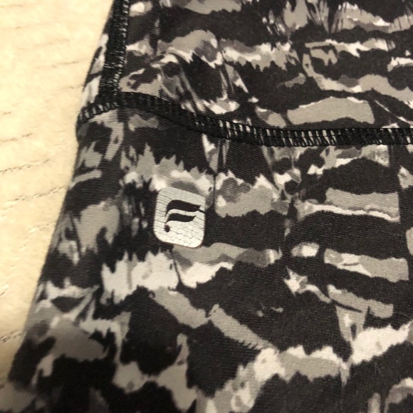 Fabletics Mid-Rise Capri Leggings Yoga Activewear - Picture 4 of 6